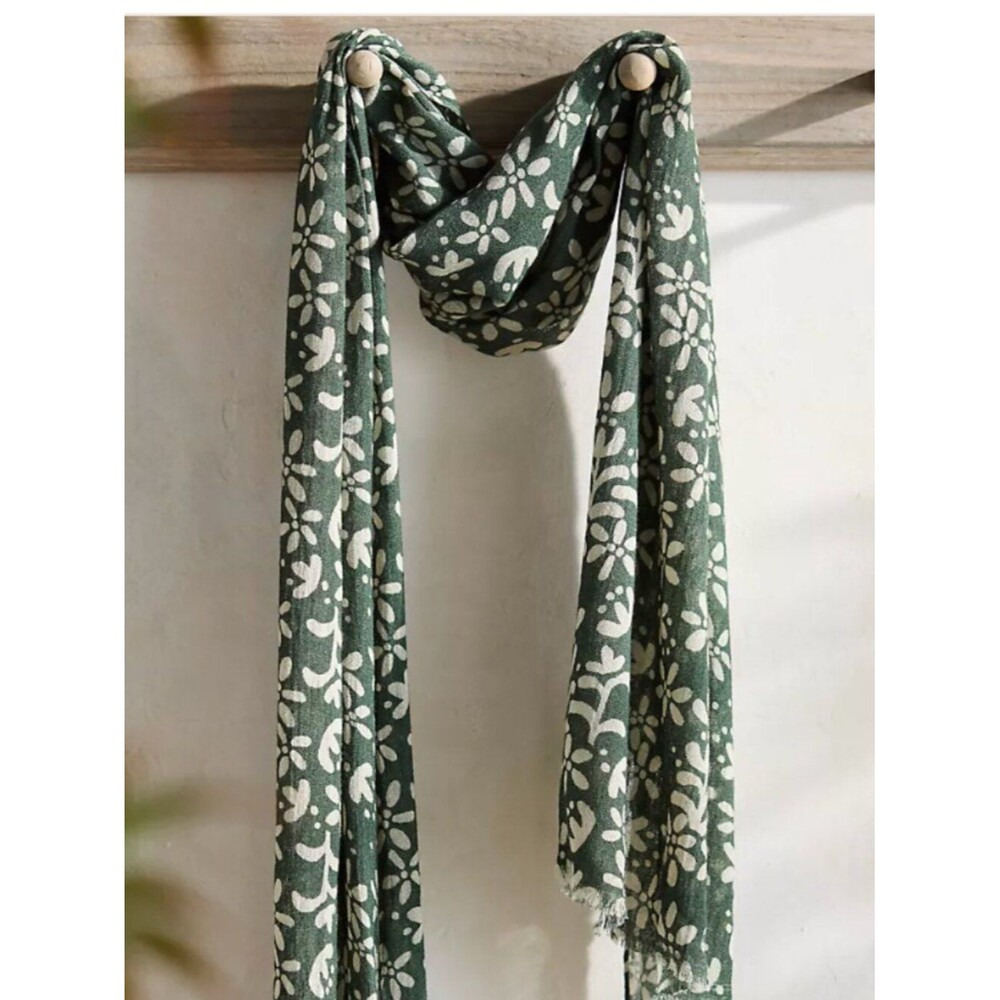 Elizabeth Gillett Terrian Happy Floral Wool Scarf NWT Whimsical floral